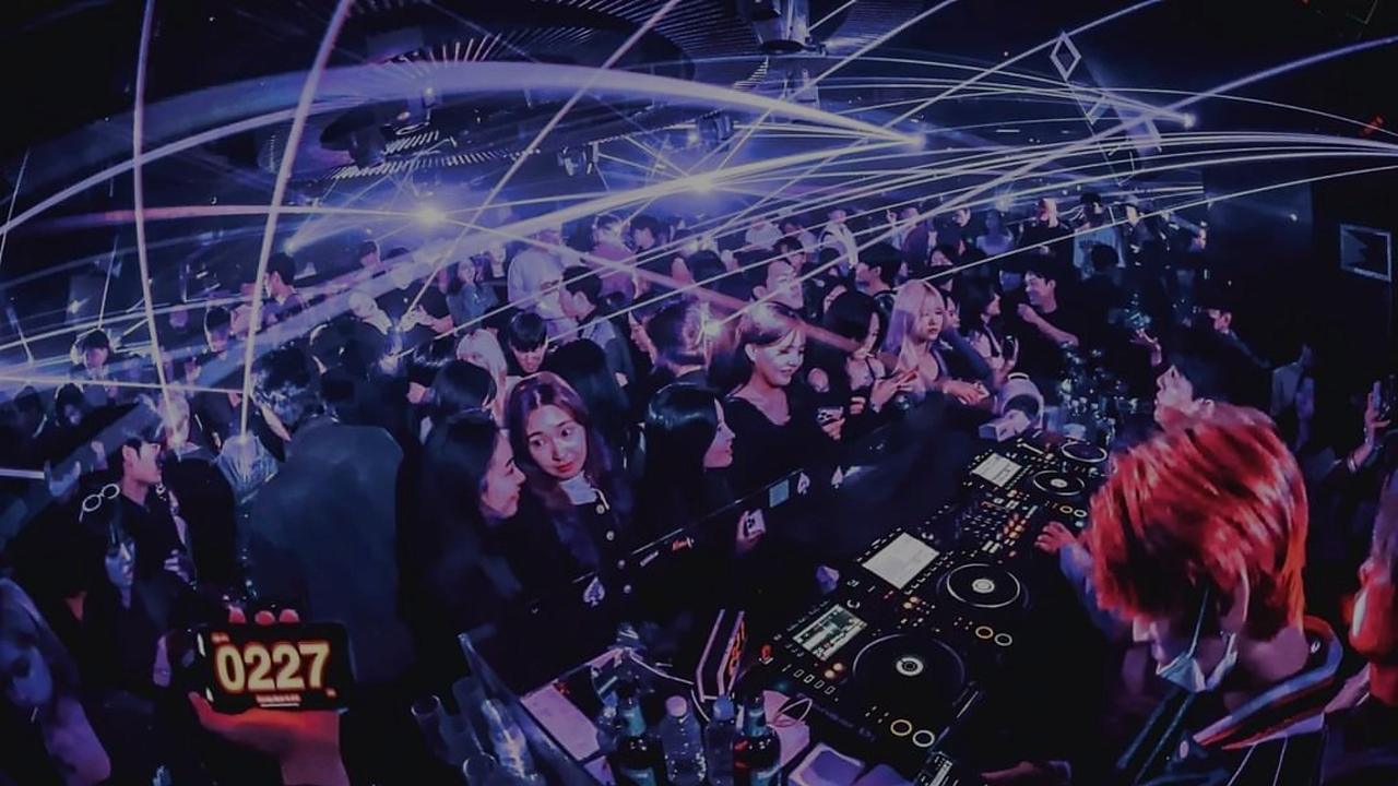 클럽에이스 DJ 부스와 플로어 사람들 4