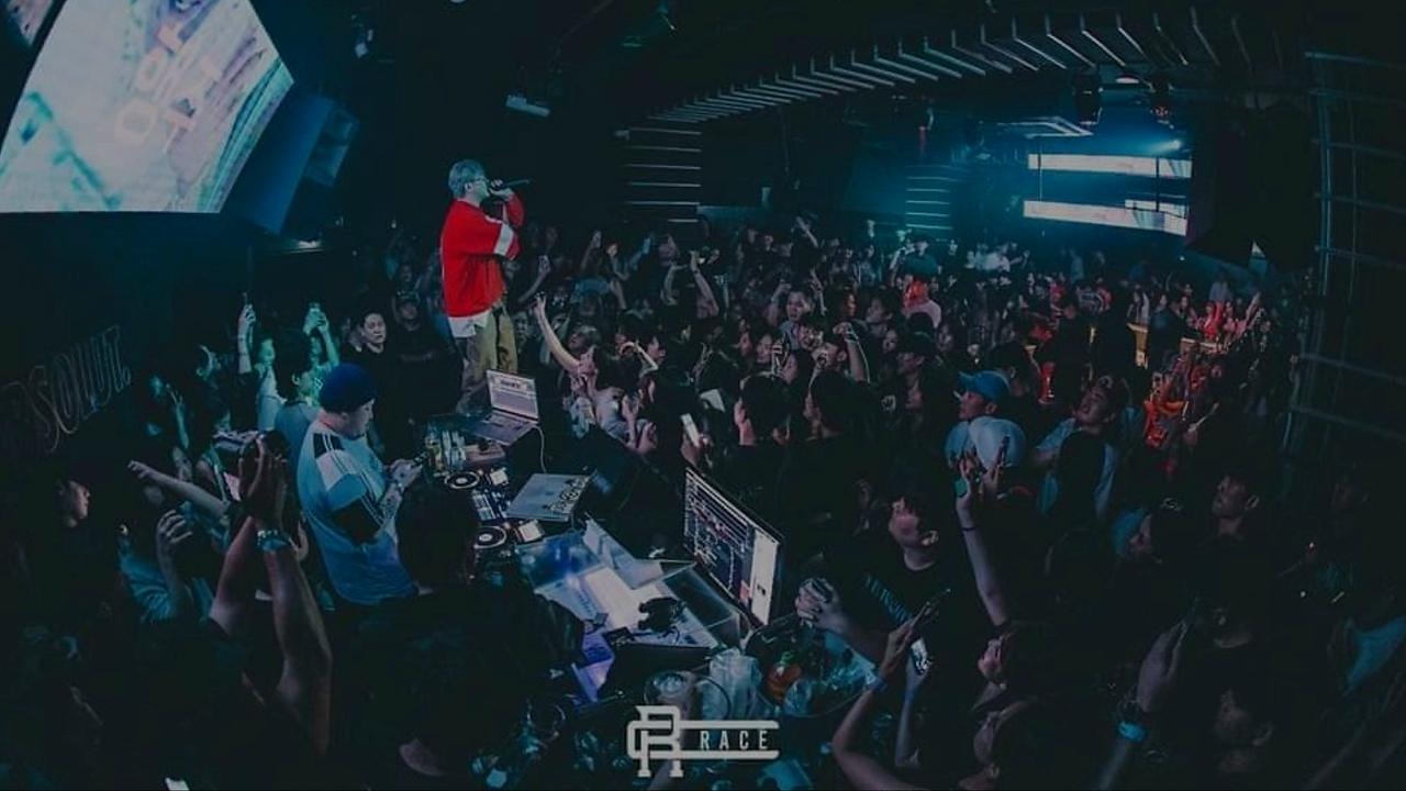 클럽 에이스 레이저와 DJ 부스 분위기 7